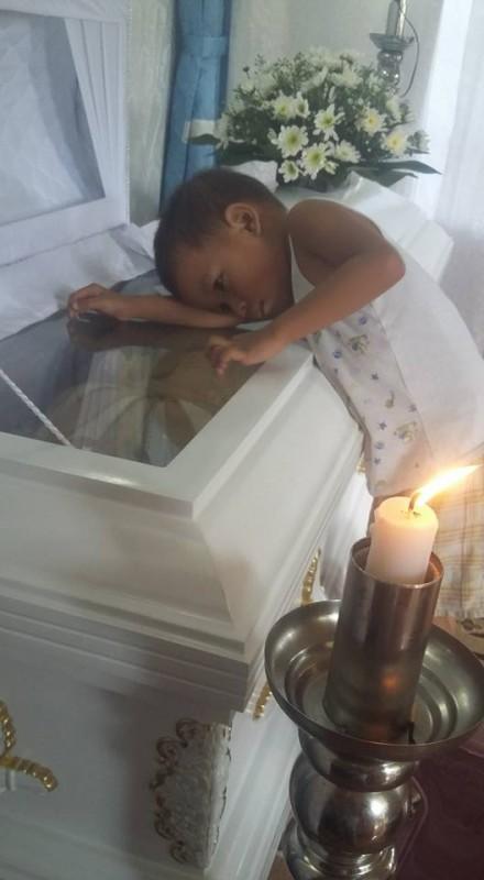 小男孩爬上棺材,想最后一次擁抱母親,他的眼神讓無數家長心碎!