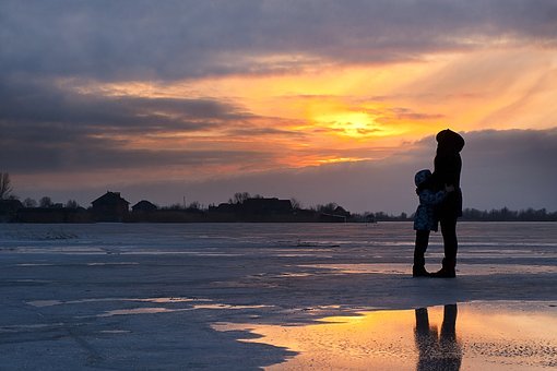 2、脾氣暴躁的爸爸會讓孩子們喜歡打架