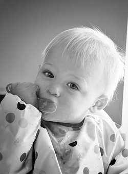 (2)啟發(fā)幼兒以小記者的身份采訪、了解小...