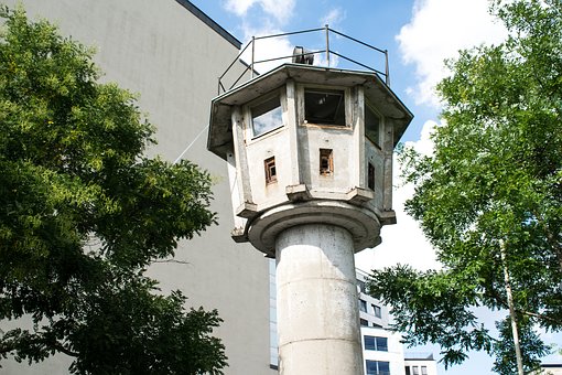 孩子一做作業(yè)就要手機(jī)怎么辦