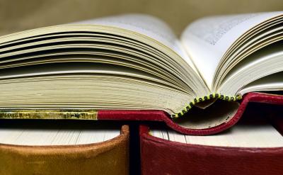 2、業績積累:在日常工作中,要注重積累教...