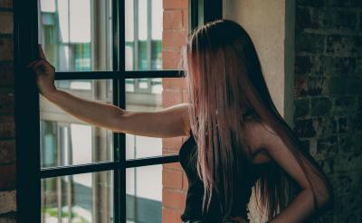 4���W�����Y�w�{�����W֪�R֮�g������ϵ...