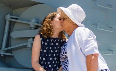 19,安徽鳳陽小崗村農(nóng)民實(shí)行分田包產(chǎn)到戶,...