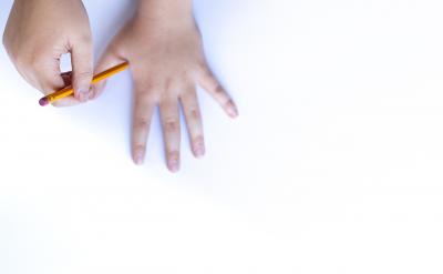 (1)通過談話、講故事、社會實踐等培養(yǎng)幼...