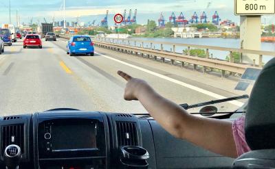 寫人的文章,必須抓住所要寫的人物的特點,...